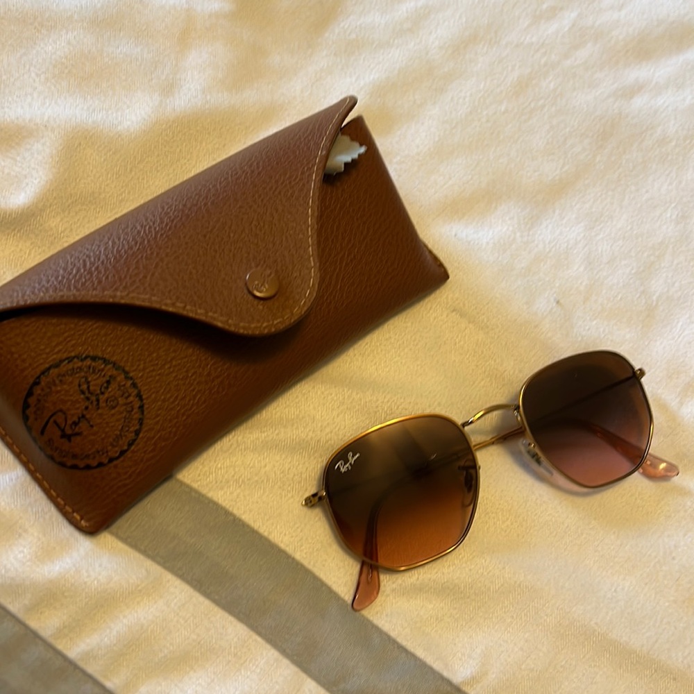 Hexagonal Ray-Ban glasses